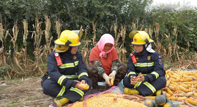 消防员边扒苞米边“碎碎念”式科普